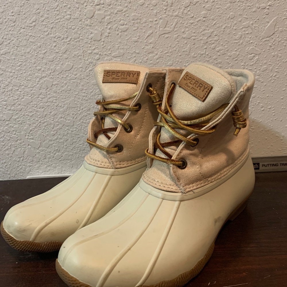 *NEVER WORN* Sperry boots gold and white